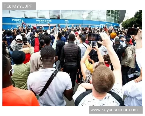 巴黎球迷大巴深夜抛锚高速上80人被困数小时等待救援