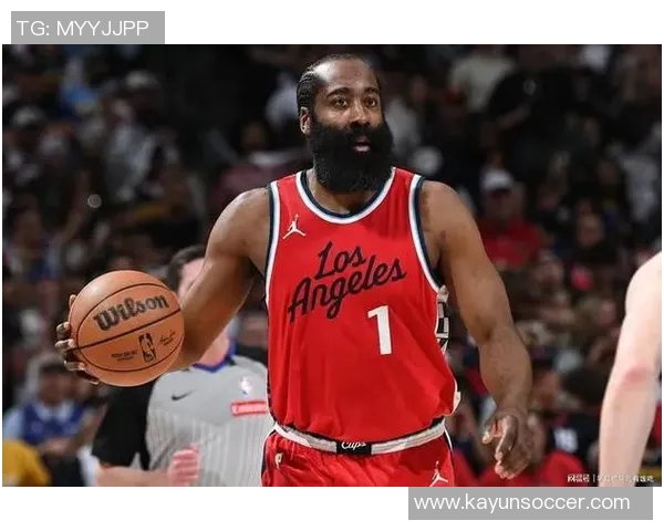 哈登半场表现低迷三分球失准球队外线哑火难以破局