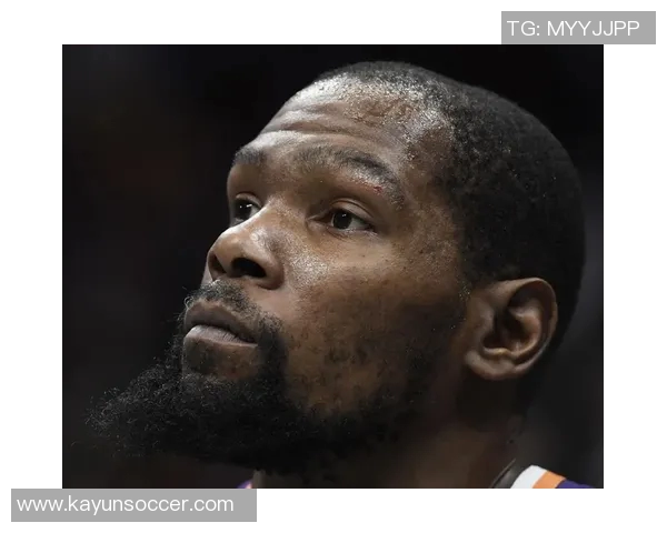 杜兰特与美女主持轻松互动分享快乐心情的背后故事 杜兰特与美女主持轻松互动分享快乐心情的背后故事