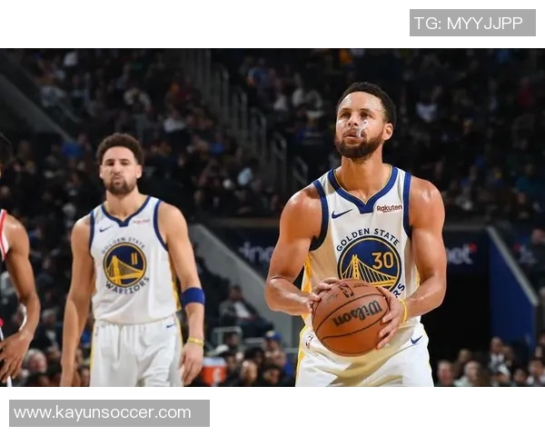 库里谈赛季开局的疯狂与挑战感受脖子被抓的平淡心态 库里谈赛季开局的疯狂与挑战感受脖子被抓的平淡心态