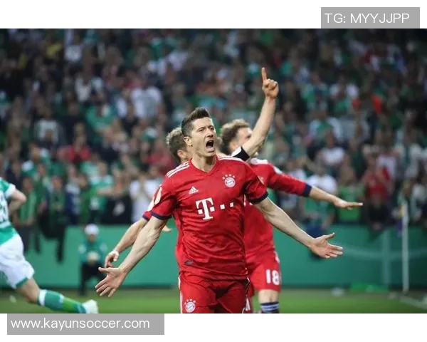 穆勒第96分钟绝杀进球震撼全场直面三名防守球员展现超强实力