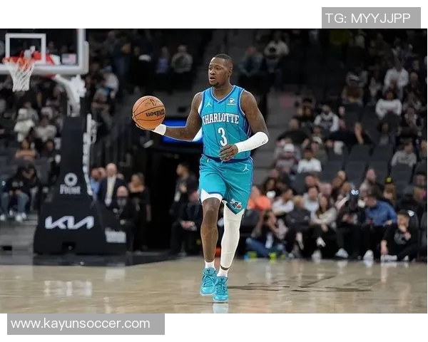 罗齐尔出庭时手铐脚镣加身穿着黄蜂队连帽衫引发关注