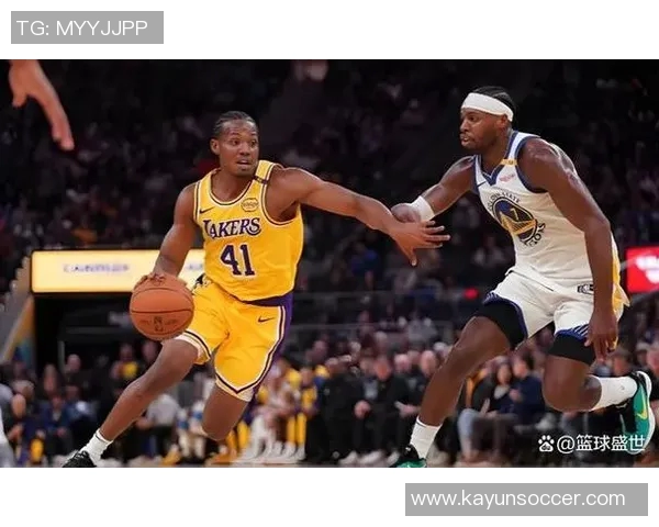 萨尔面对字母哥压力巨大10投5中贡献10分12篮板3助攻表现平平