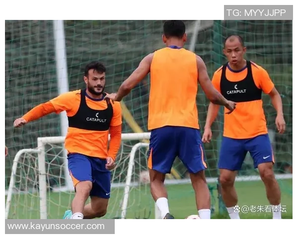 瓦科亲自为克雷桑剪胡子社媒晒照引发球迷热议