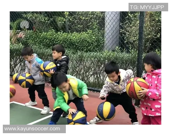 莫拉与教练团队携手队员们共同开启上任后的首次冬季训练课程