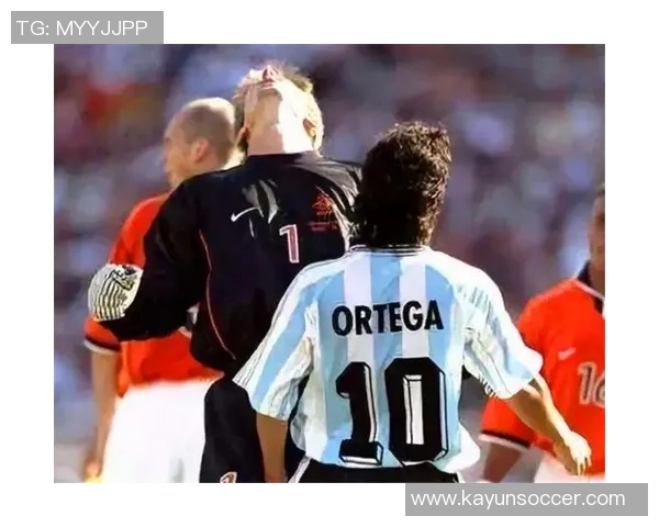 足球报揭秘约尼查传奇经历曾被誉为新哈吉与梅西并肩作战