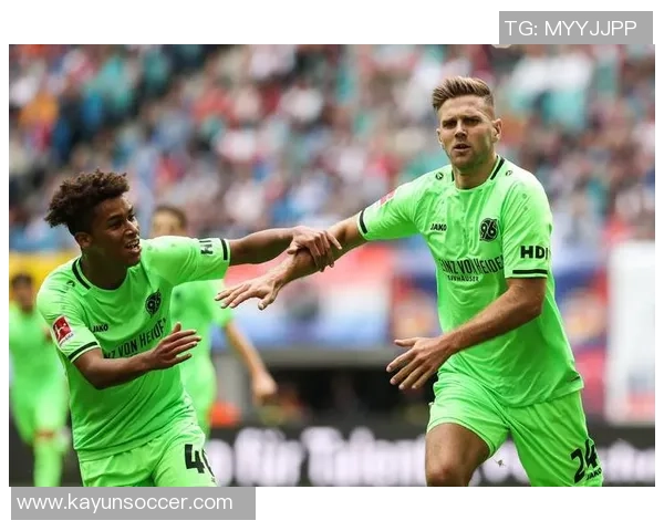 沙尔克04逆转绝杀帕德博恩成功反超升至德乙榜首准备冲击德甲